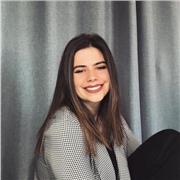 Étudiantes en licence de littérature anglaise donne des cours à distance.